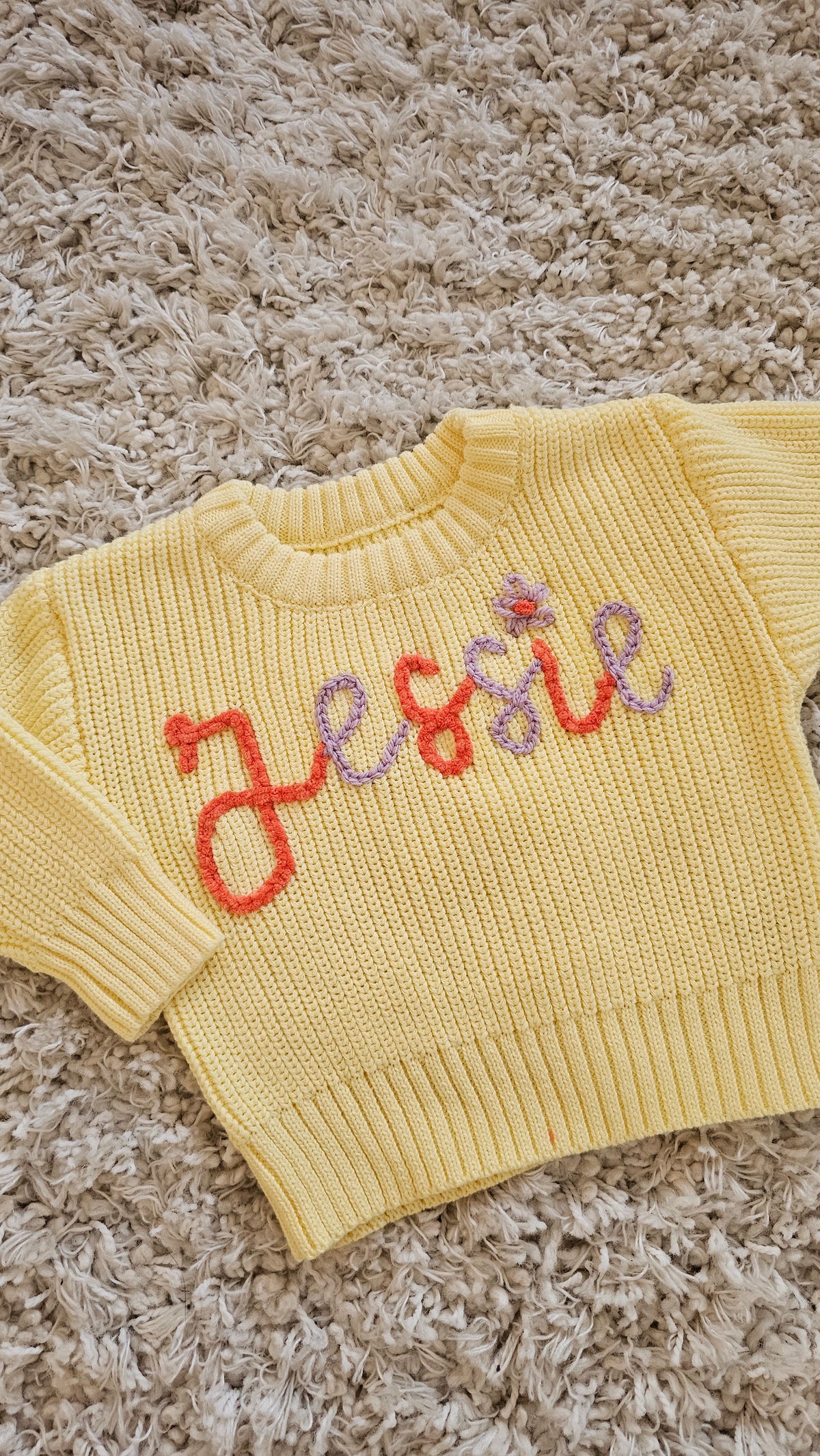 Sweater met naam en bloem