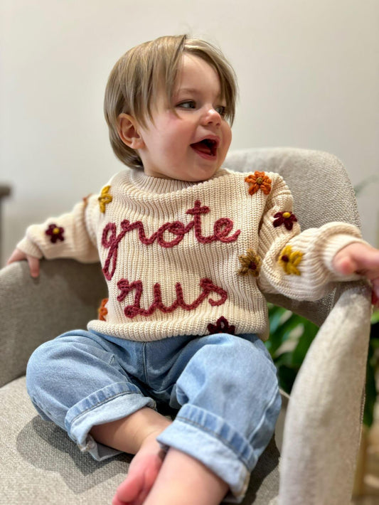 Sweater met naam en bloemen (max. 7 stuks)