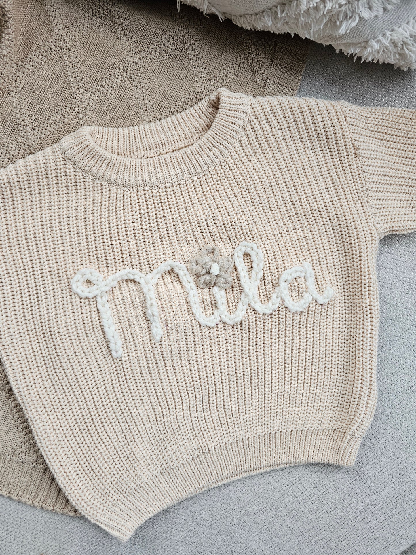 Sweater met naam en bloem