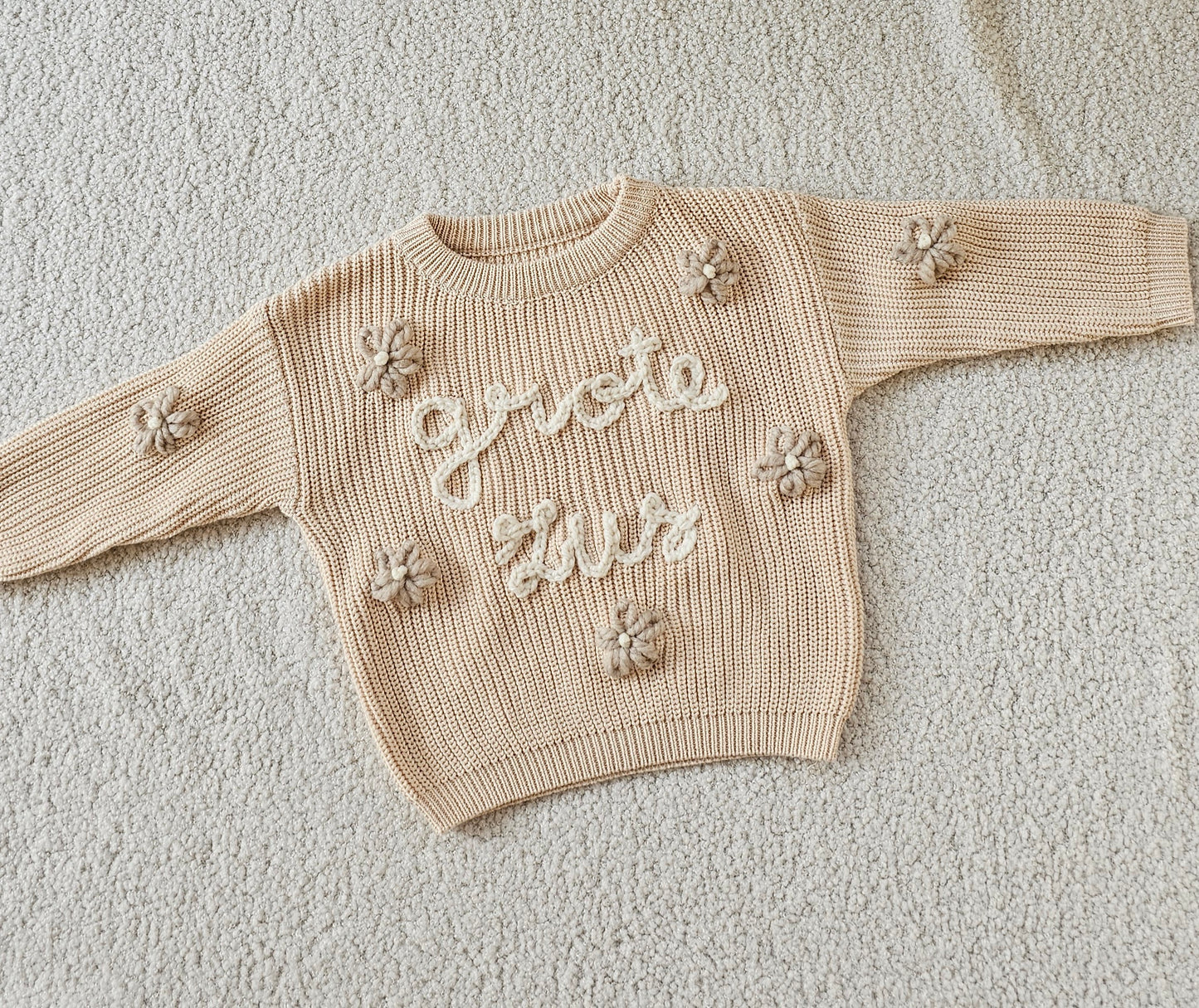 Sweater met naam en bloemen (max. 7 stuks)