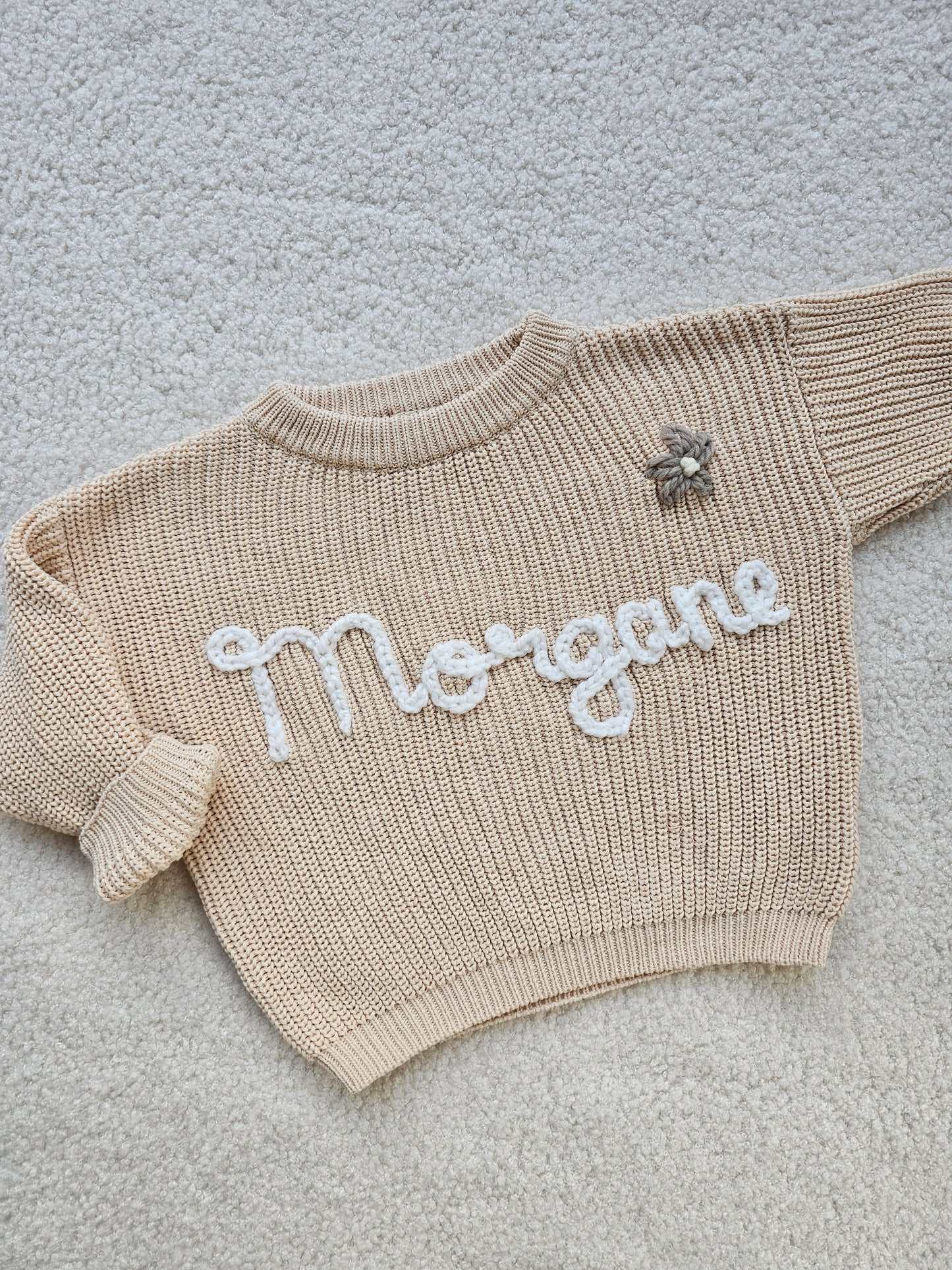 Sweater met naam en bloem