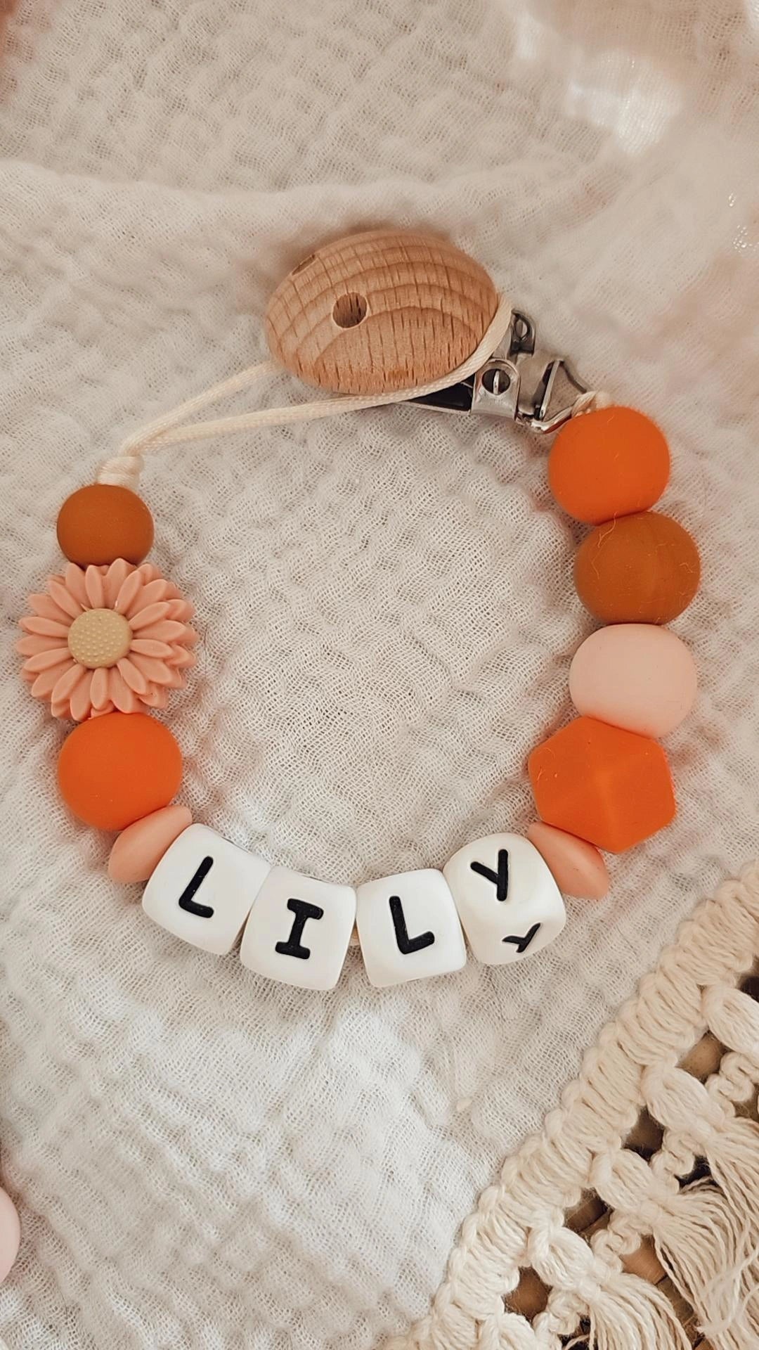 Speenkoord met naam bloem peach/oranje